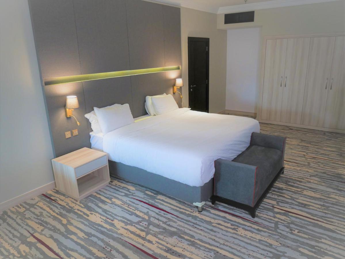 Sassy King Room City or Pool View Smoking,1316992066:JPEG