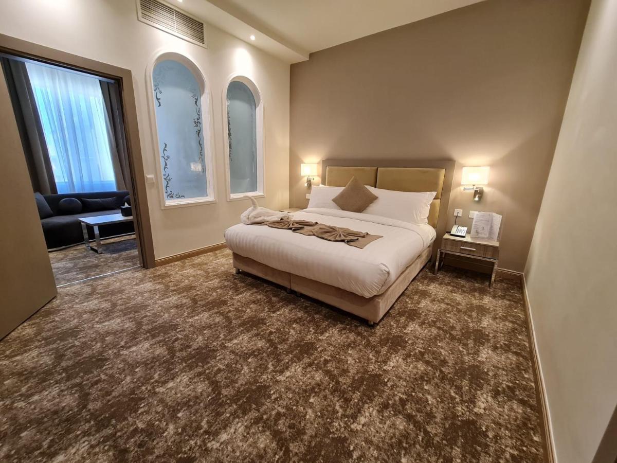 Executive Suite,1487630536:JPEG