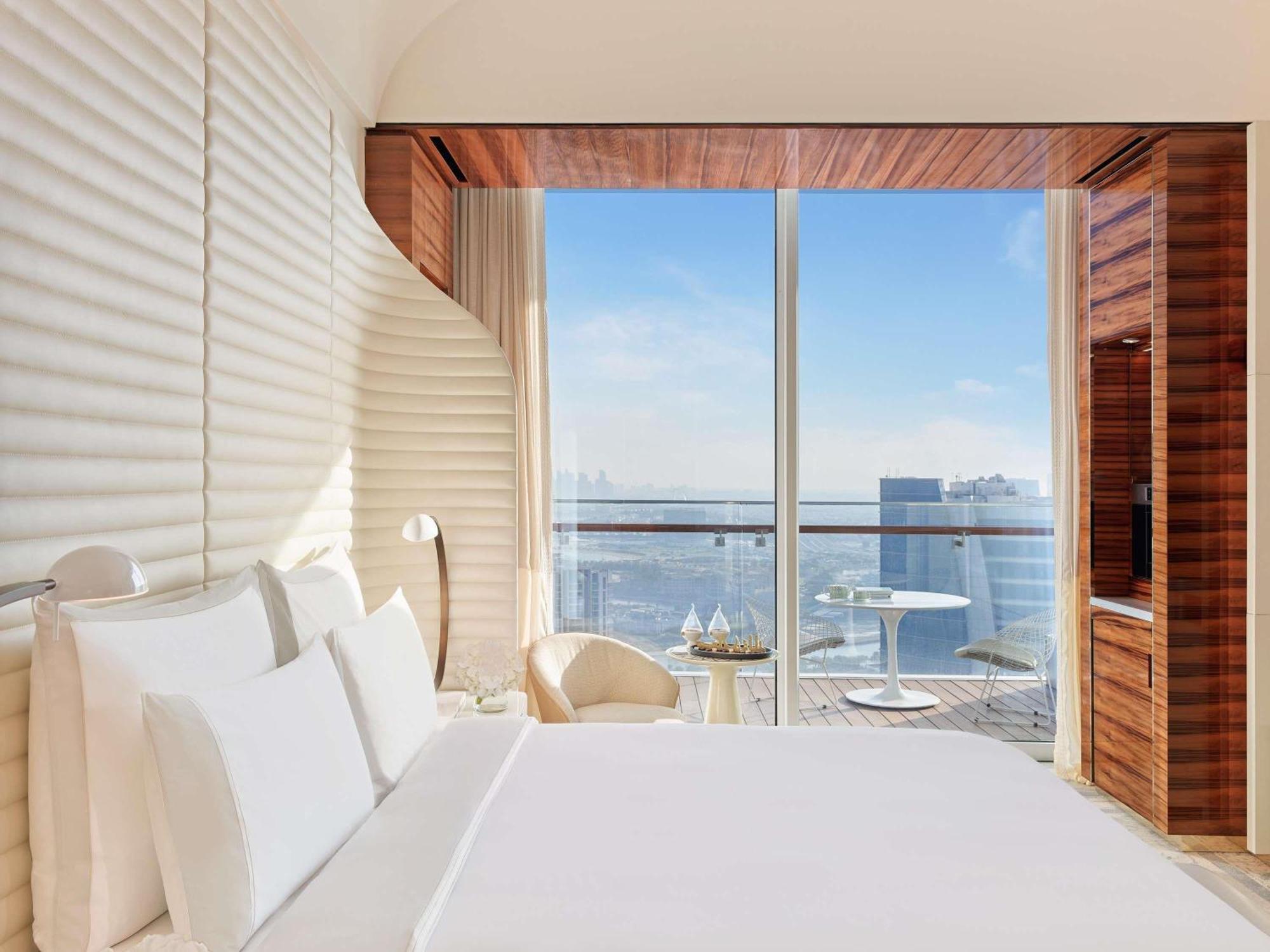 Chambre Lit King-Size Fairmont avec Balcon - Vue sur Ville